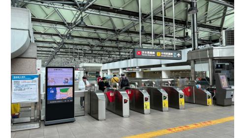 淡水信義線地面大廳層有入口1－4、詢問處、自動售票機、驗票閘門、洗手間（站體北側付費區內）。
&nbsp;