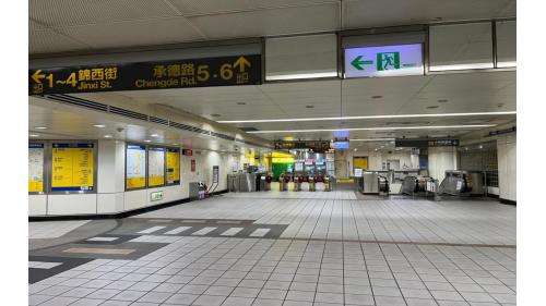 淡水信義線地面大廳層有入口1－4、詢問處、自動售票機、驗票閘門、洗手間（站體北側付費區內）。
&nbsp;