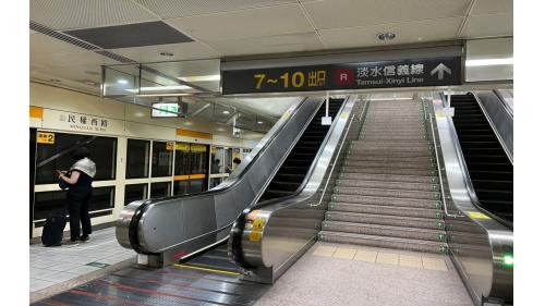 有一座島式月台，全高式月台門，左側開門。三月台往廻龍/蘆洲方向、四月台往南勢角方向。
&nbsp;