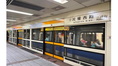 有一座島式月台，全高式月台門，左側開門。三月台往廻龍/蘆洲方向、四月台往南勢角方向。
&nbsp;