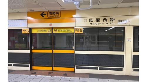 有一座島式月台，全高式月台門，左側開門。三月台往廻龍/蘆洲方向、四月台往南勢角方向。
&nbsp;
