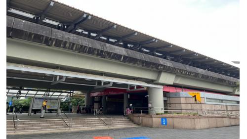 圓山站站體為高架二層車站。地面層為大廳穿堂層，出入口、車站大廳、詢問處、自動售票機、驗票閘門、洗手間（站體東側付費區內）
&nbsp;