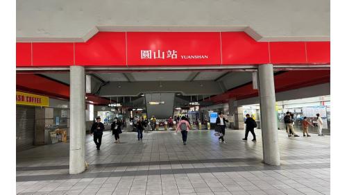圓山站地面層為大廳穿堂層，有出人口、詢問處、自動售票機、驗票閘門、洗手間（站體東側付費區內）。
&nbsp;
