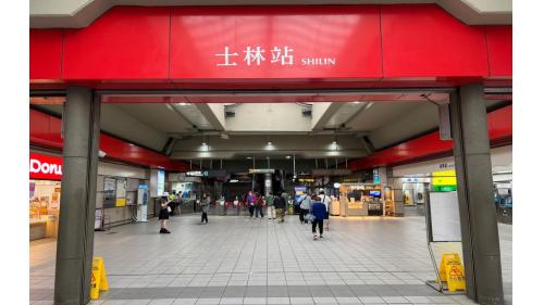 士林高架車站地面一樓為大廳穿堂層，設有2出口、車站大廳、詢問處、自動售票機、驗票閘門、洗手間（付費區內）。
&nbsp;