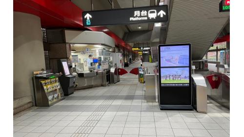 士林高架車站地面一樓為大廳穿堂層，設有2出口、車站大廳、詢問處、自動售票機、驗票閘門、洗手間（付費區內）。
&nbsp;