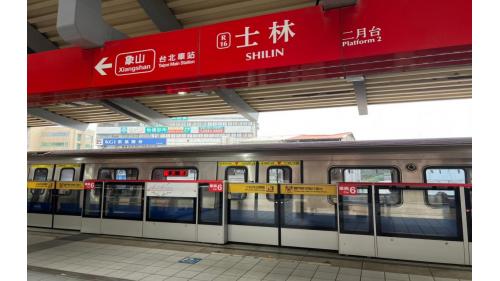 士林高架車站二樓有一個島式月台，左側開門，並設有半高式月台門。一月台往淡水/北投方向、二月台往象山/大安方向。
&nbsp;