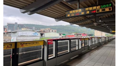 士林高架車站二樓有一個島式月台，左側開門，並設有半高式月台門。一月台往淡水/北投方向、二月台往象山/大安方向。
&nbsp;