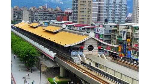 芝山站為高架二層車站，
&nbsp;