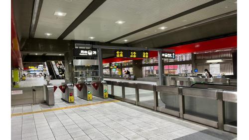 出入口、車站大廳、詢問處、自動售票機、驗票閘門、洗手間（站體南側付費區內）。
&nbsp;