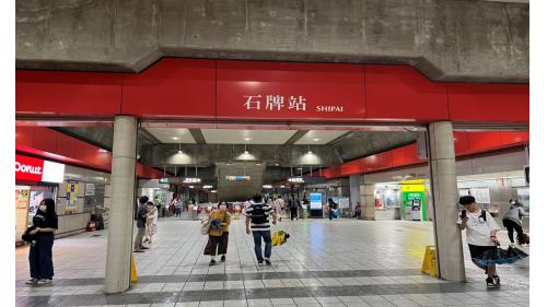 石牌站大廳穿堂層設有出入口、車站大廳、詢問處、自動售票機、驗票閘門、洗手間（站體北側付費區內）、全家便利商店。
&nbsp;