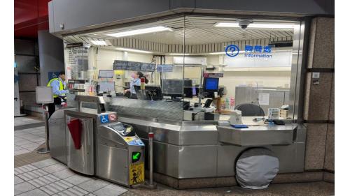 石牌站大廳穿堂層設有出入口、車站大廳、詢問處、自動售票機、驗票閘門、洗手間（站體北側付費區內）、全家便利商店。
&nbsp;