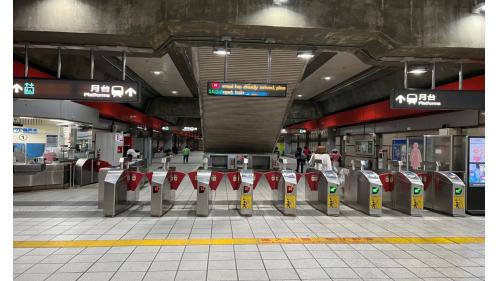 石牌站大廳穿堂層設有出入口、車站大廳、詢問處、自動售票機、驗票閘門、洗手間（站體北側付費區內）、全家便利商店。
&nbsp;