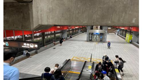 石牌站大廳穿堂層設有出入口、車站大廳、詢問處、自動售票機、驗票閘門、洗手間（站體北側付費區內）、全家便利商店。
&nbsp;