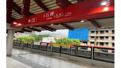 石牌站月台層有一個島式月台，左側開門。一月台往淡水/北投方向、二月台往象山/大安方向。
&nbsp;