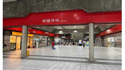唭哩岸站地面大廳穿堂層有出入口2、車站大廳、詢問處、自動售票機、驗票閘門、洗手間(站體西側付費區內)
&nbsp;