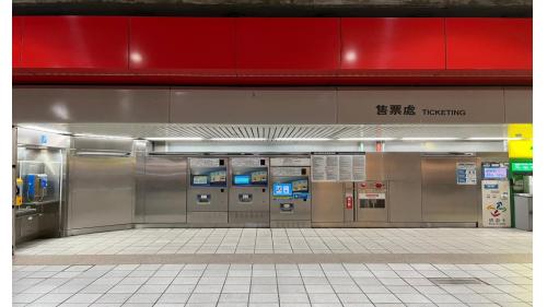 唭哩岸站地面大廳穿堂層有出入口、車站大廳、詢問處、自動售票機、驗票閘門、洗手間(站體西側付費區內)
&nbsp;