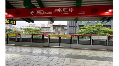 唭哩岸站月台層，有一個島式月台，設有半高式月台門，二個出入口。
&nbsp;