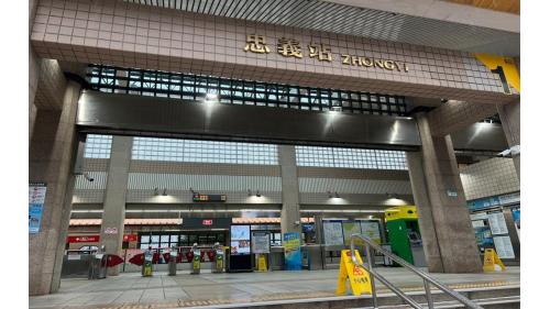 忠義站車站位於中央北路南側，兩個側式月台，兩個出入口，本站設有半高式月台門，地上二樓連通層連接一、二月台。
&nbsp;