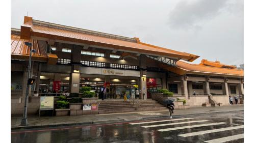關渡站車站位於關渡國小東南側，大度路巷內，大致為中央北路、大度路與立功街間地帶，地面車站，兩個側式月台，兩個出入口。本站設有半高式月台門。二樓天橋層連通一、二月台。
&nbsp;