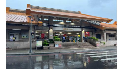 關渡站車站位於關渡國小東南側，大度路巷內，大致為中央北路、大度路與立功街間地帶，地面車站，兩個側式月台，兩個出入口。本站設有半高式月台門。二樓天橋層連通一、二月台。
&nbsp;
