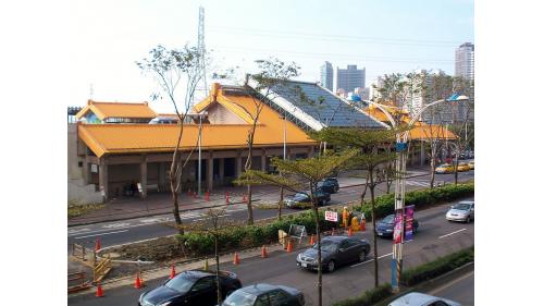 紅樹林站位於中正東路二段2段68號，為平面之淡水信義線(R)，與高架之淡海輕軌綠山線(V)交會車站，在淡水信義線中編號為R27，淡海輕軌綠山線中編號為V01，捷運站設有兩座出入口，側式月台兩座，並設有半高式月台門。由二樓連通層可轉乘淡海輕軌綠山線，為淡海輕軌唯一的高架島式月台輕軌車站，啟用於2018年12月23日。
&nbsp;