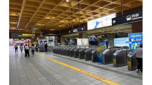 淡水站地面大廳層設有出入口、大廳、詢問處、自動售票機、驗票閘門、洗手間（站體北側付費區內、站體南側付費區外）
&nbsp;