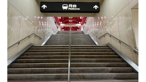 淡水站地面大廳層與地面二樓月台層樓梯。
&nbsp;