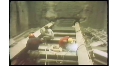 &nbsp;         榮工處在民權東路南側的建國北路上採用地下連續壁施工法修築一座出發工作井，工作井長15公尺、寬8公尺、深入地下15公尺，作為日後潛盾機安裝出發和施工人員進出的作業場地。