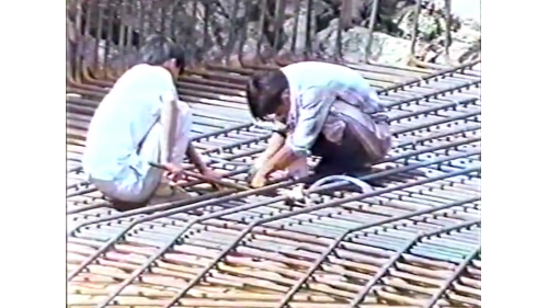 &nbsp;榮民弟兄在紮結鋼筋，準備後續混凝土打設工作。