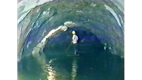 &nbsp;在隧道開挖中遇到了大量地下湧水，大水就好像決堤般地從開挖面上湧出來，造成隧道內嚴重積水。