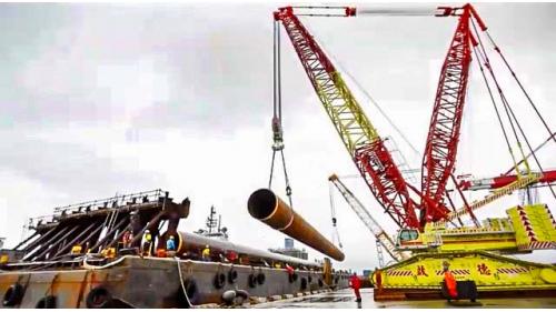 由銘榮元公司負責承製首支離岸風電的國產鋼管樁運抵高雄港75號碼頭，裝載至平台運輸船。
&nbsp;