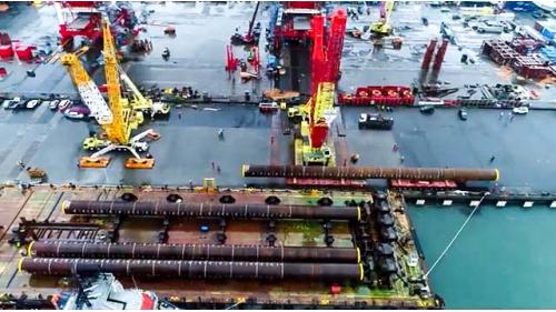 由銘榮元公司負責承製首支離岸風電的國產鋼管樁運抵高雄港75號碼頭，裝載至平台運輸船。
&nbsp;