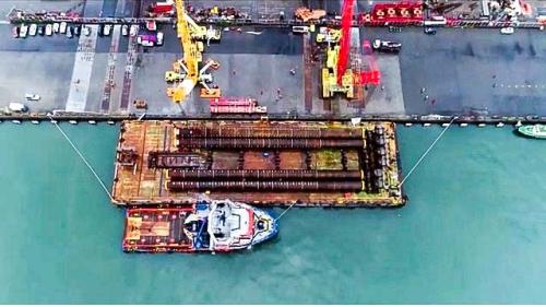 由銘榮元公司負責承製首支離岸風電的國產鋼管樁運抵高雄港75號碼頭。
&nbsp;