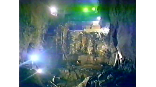 &nbsp;地下電廠位於山腹內，設計為一座長64公尺、寬16公尺、高25公尺，裝設兩部發電機的廠房