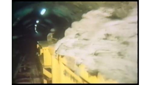 開挖出來的大量泥土，經由螺旋輸送機和輸送帶倒入出渣車，再由電池車頭的運送。