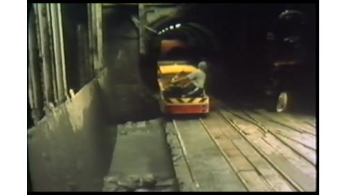 &nbsp;         開挖出來的大量泥土，經由螺旋輸送機和輸送帶倒入出渣車，再由電池車頭的運送。