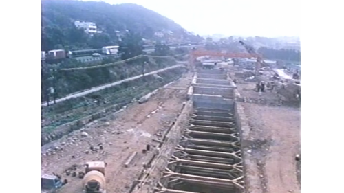 &nbsp;         高速公路穿越段位於高速公路臨時北洞口附近，基於工期及整體現況考量，在沉箱工作井設置穿越段，由工作井進行穿越高速公路之隧道開挖。