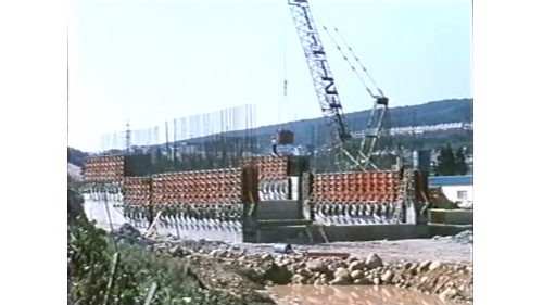 &nbsp;         高速公路穿越段位於高速公路臨時北洞口附近，基於工期及整體現況考量，在沉箱工作井設置穿越段，由工作井進行穿越高速公路之隧道開挖。