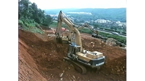 &nbsp;         東側工作井鄰近高速公路，且地質為卵礫石層，東側緊鄰民房，施工須極為謹慎，以避免造成其他結構物之損害。