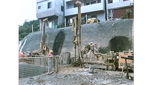 &nbsp;         東側工作井施工初期先施作井邊周圍化學灌漿以改良地盤，再進行開挖作業。開挖完成後，須立即施作鋼支堡、鋼絲網及噴凝土等支撐作業。