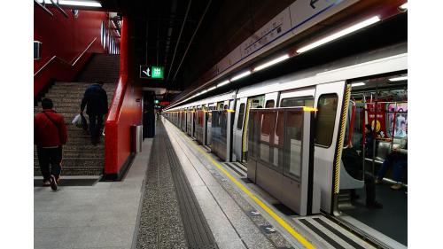 香港的地鐵系統(「Mass Transit Railway」)，則簡稱MTR，是由地鐵有限公司（現稱港鐵公司）營運的鐵路系統網絡，有8條路線，全長91.0公里，共53個車站，其中14個為轉車站。
&nbsp;
