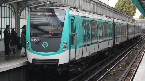 巴黎地鐵(M&eacute;tro de Paris)是法國巴黎的地下軌道交通系統，於1900年起運轉至今。目前巴黎地鐵總長度226.9公里，有14條主線和2條支線，共16條路線，合計308個車站，【圖:巴黎地鐵MF 01型鋼軌列車】
&nbsp;