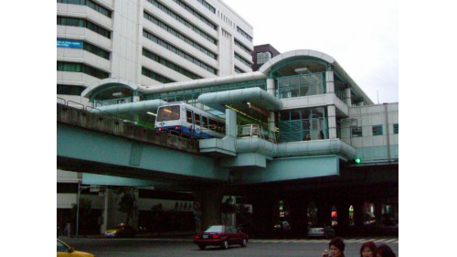 臺灣最早之捷運系統，始於1996年3月28日完工通車的台北捷運木柵線(今整併為文湖線)，自動物園站經新光路、萬芳路、興隆路、辛亥路，穿越辛亥隧道北側接和平東路轉復興南、北路，至民權東口路的中山國中站是國內第一條捷運線，屬中運量捷運系統，全長約10.9公里，全線以高架方式興建，另設有1座機廠。現在已和內湖聯通，改為「文湖線」。【圖:高架站捷運南京復興站】