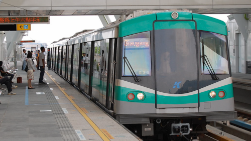 高雄捷運系統，於1980年規劃興建，1994年5月9日正式成立高雄市捷運工程局，至2008年開通營運。 【圖:高雄高運量列車】
&nbsp;