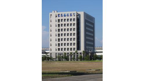 高雄捷運系統，於1980年規劃興建，1994年5月9日正式成立高雄市捷運工程局，至2008年開通營運。 【圖:高雄捷運公司總部大樓】
&nbsp;