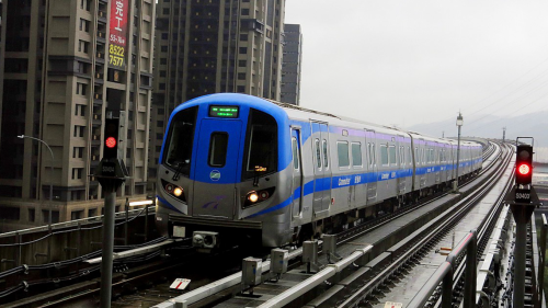 桃園捷運普通車雨中即將抵達新莊副都心站。
&nbsp;