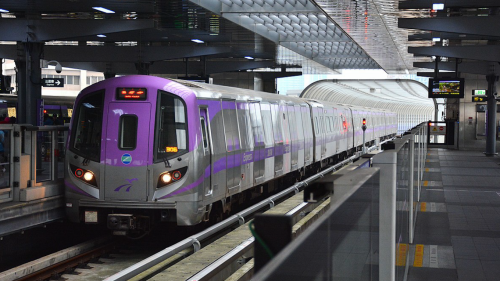 桃園捷運普通車雨中即將抵達新莊副都心站。【圖:桃園國際機場捷運直達車抵達長庚醫院站。】
&nbsp;