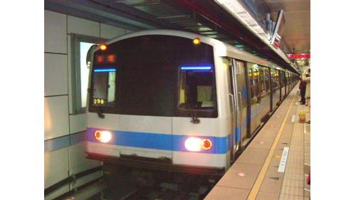 大眾捷運系統的分類主要依載具運量分為高(重)運量、中運量及輕軌三種分類方式。高運量路線列車皆採用鋼輪鋼軌系統，軌距採用標準軌。專用路權與路面交通分開，不與其它路面交通工具共用路面。每小時單方向載客量20,000人次以上。大台北捷運中的淡水信義線、松山新店線、中和新蘆線、板南線，以及桃園機場捷運等皆屬之。【圖:板南線C321型列車】
&nbsp;