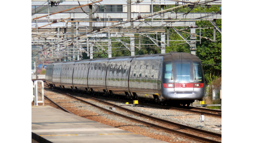 高運量路線列車皆採用鋼輪鋼軌系統，軌距採用標準軌。專用路權與路面交通分開，不與其它路面交通工具共用路面。每小時單方向載客量20,000人次以上。大台北捷運中的淡水信義線、松山新店線、中和新蘆線、板南線，以及桃園機場捷運等皆屬之。【圖:港鐵東涌線列車】
&nbsp;