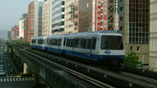 中運量系統（Medium-capacity Transit system，MCT），是規模介於重型鐵路與輕軌運輸之間的一種鐵路系統。採專用路權，一定會有獨立路軌，而且路程一般會較輕軌為長。列車設計方面，一般較重型鐵路系統小，通常只有四至六節車廂。車輪方面，列車可採用鋼輪或膠輪，其較短的月台亦降低車站的建造及維修成本。每小時單方向載客量約10000-25000人次。大台北捷運中之文湖線、新北投支線、小碧潭支線、環狀線，以及台中捷運的綠線等皆屬之。【圖:文湖線中運量電聯車】
&nbsp;